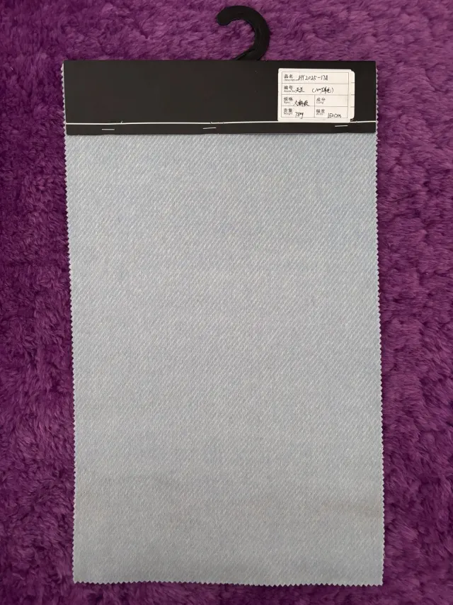 大斜纹面料样卡，展示颜色与纹理