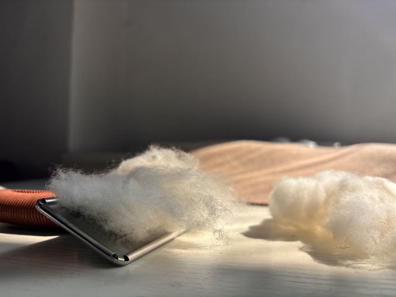 工作台上的面料原料与样品准备